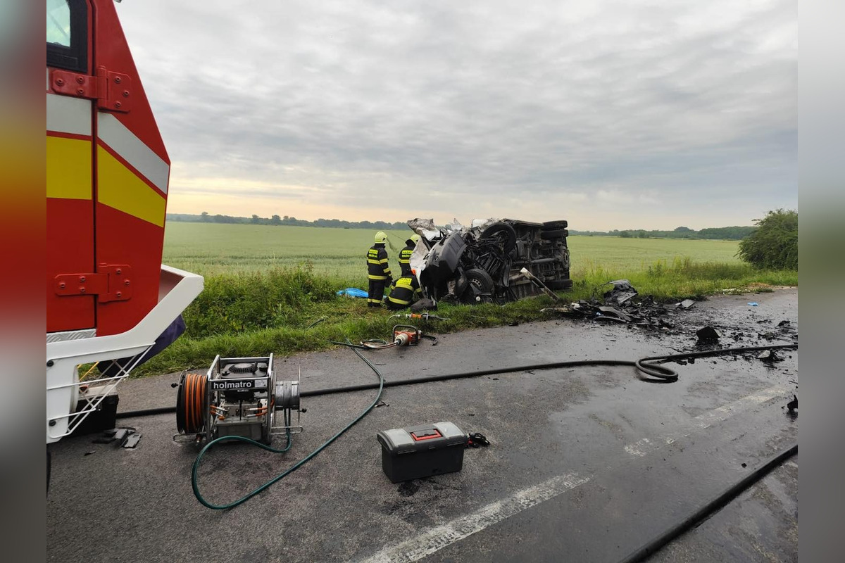 FOTO: Tragická zrážka kamióna a dvoch dodávok pri Kolárove, ktoré začali horieť. Zomreli štyria ľudia, foto 11