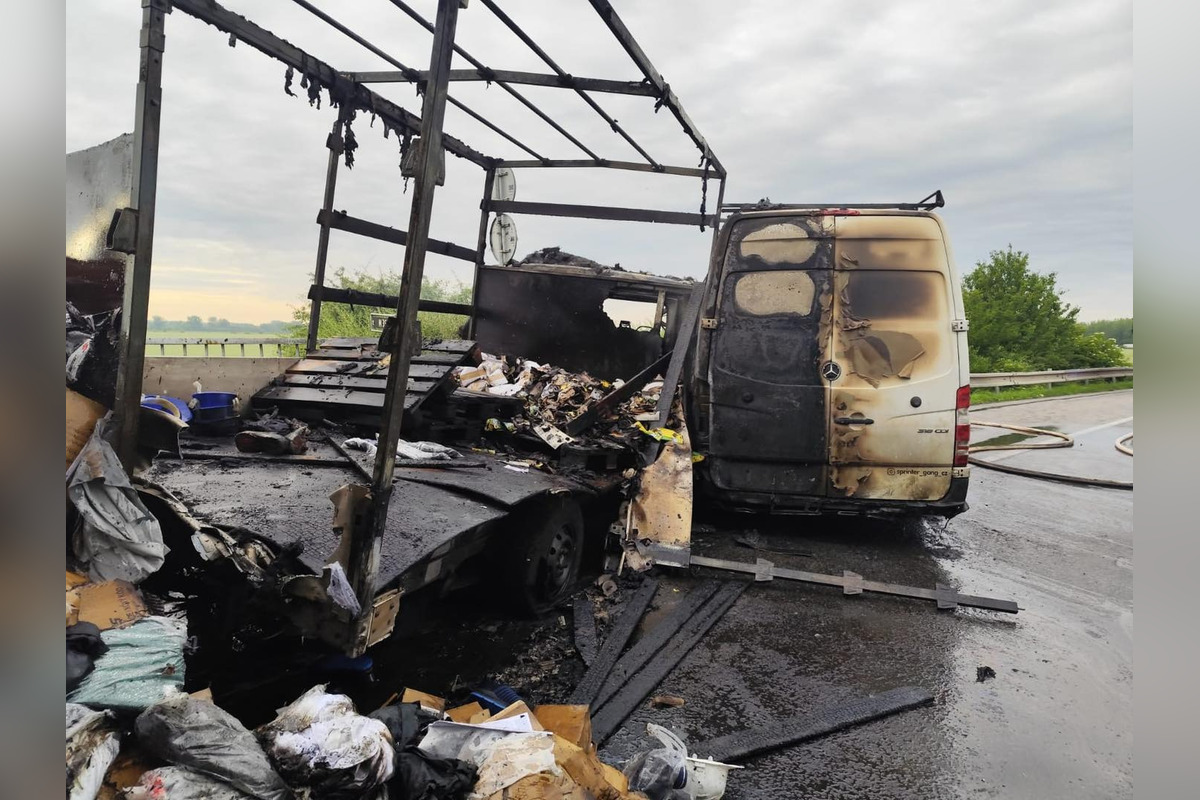 FOTO: Tragická zrážka kamióna a dvoch dodávok pri Kolárove, ktoré začali horieť. Zomreli štyria ľudia, foto 12