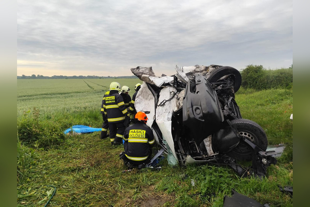 FOTO: Tragická zrážka kamióna a dvoch dodávok pri Kolárove, ktoré začali horieť. Zomreli štyria ľudia, foto 13
