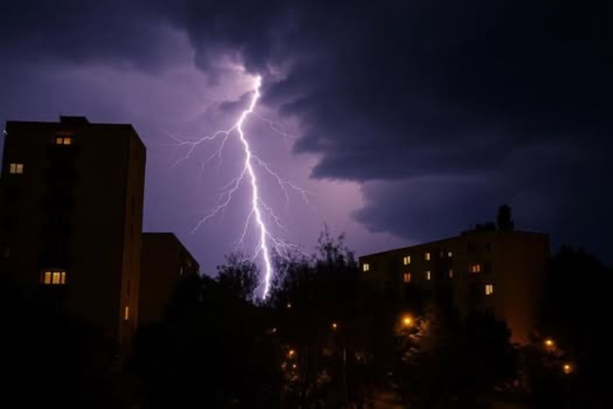 FOTO: Silné búrky zasiahli Nitru: Ulice zaplavilo, spadlo vyše 30 mm dažďa za pár minút, foto 1