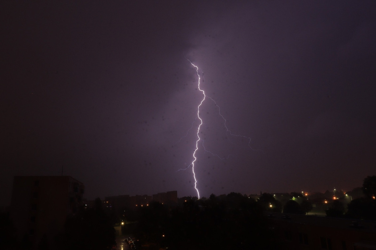 FOTO: Silné búrky zasiahli Nitru: Ulice zaplavilo, spadlo vyše 30 mm dažďa za pár minút, foto 3