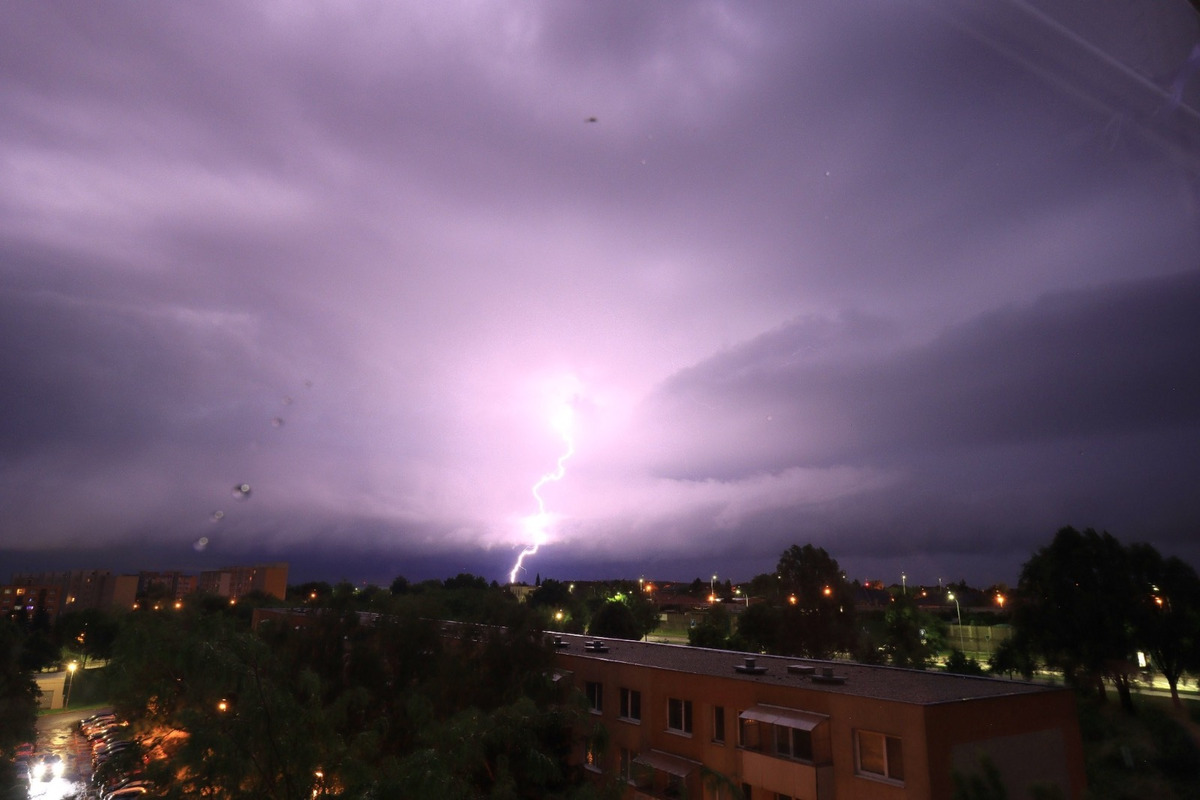FOTO: Silné búrky zasiahli Nitru: Ulice zaplavilo, spadlo vyše 30 mm dažďa za pár minút, foto 4