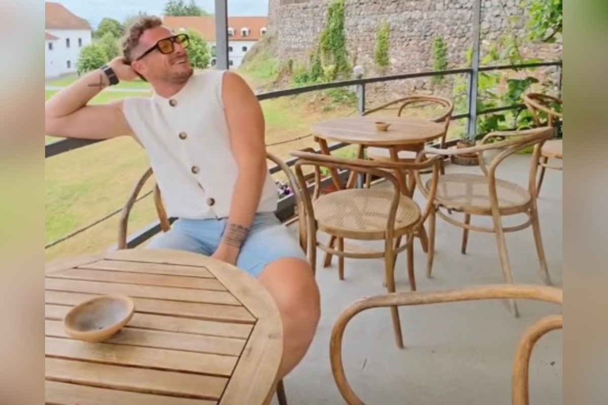 FOTO: Milan Bez Mapy zavítal do Levíc, najviac ho však pobavili Brhlovce. Akoby v nich bývali Flinstonovci!, smial sa , foto 2