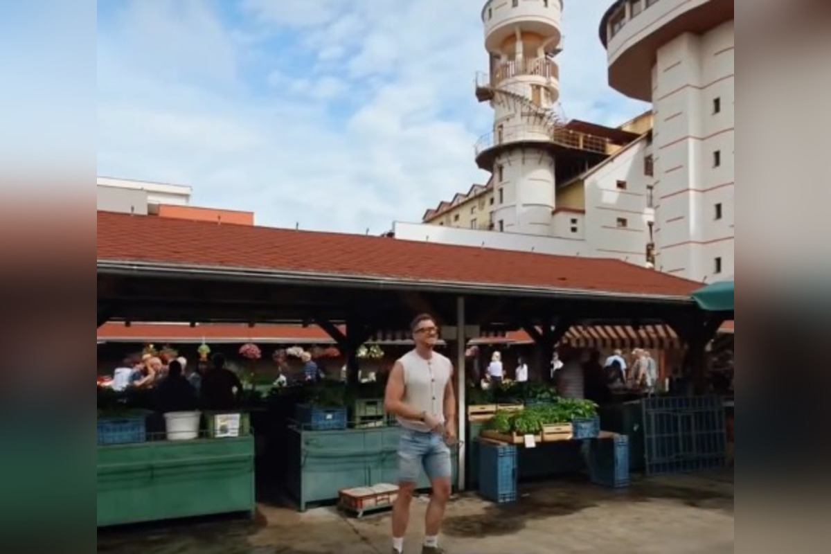 FOTO: Milan Bez Mapy zavítal do Levíc, najviac ho však pobavili Brhlovce. Akoby v nich bývali Flinstonovci!, smial sa , foto 3