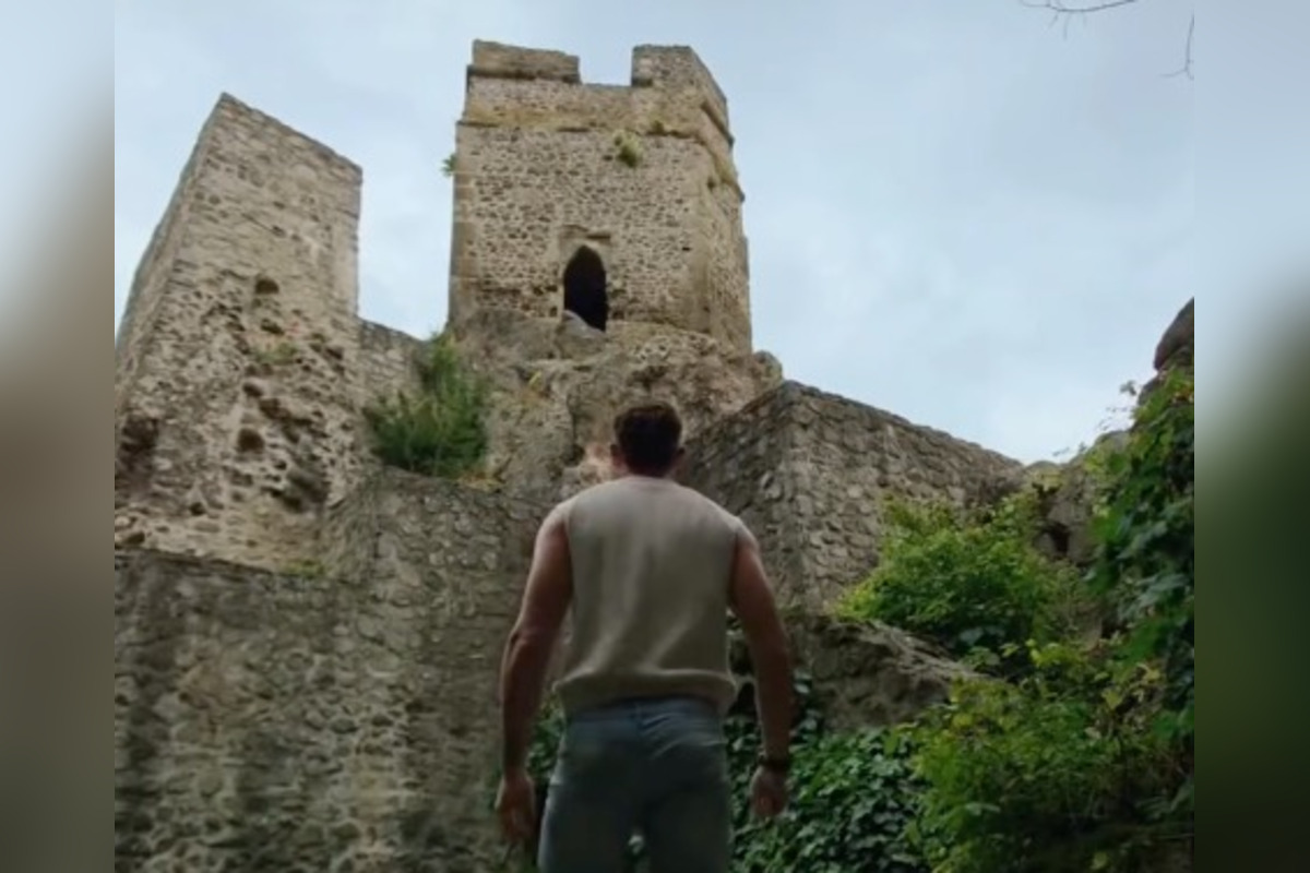 FOTO: Milan Bez Mapy zavítal do Levíc, najviac ho však pobavili Brhlovce. Akoby v nich bývali Flinstonovci!, smial sa , foto 5