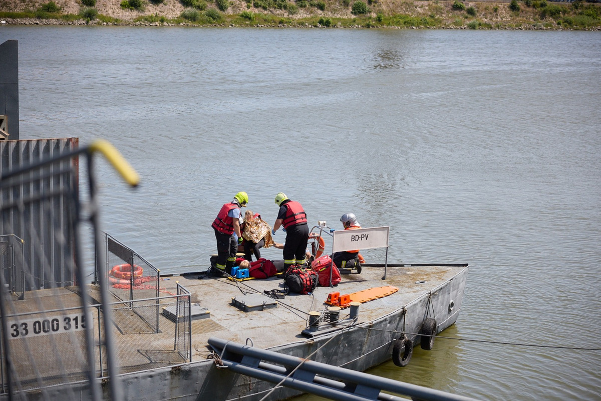 FOTO: Zrážka lodí na Dunaji. Prúd unášal zranených, záchranné zložky nacvičovali zásah, foto 3