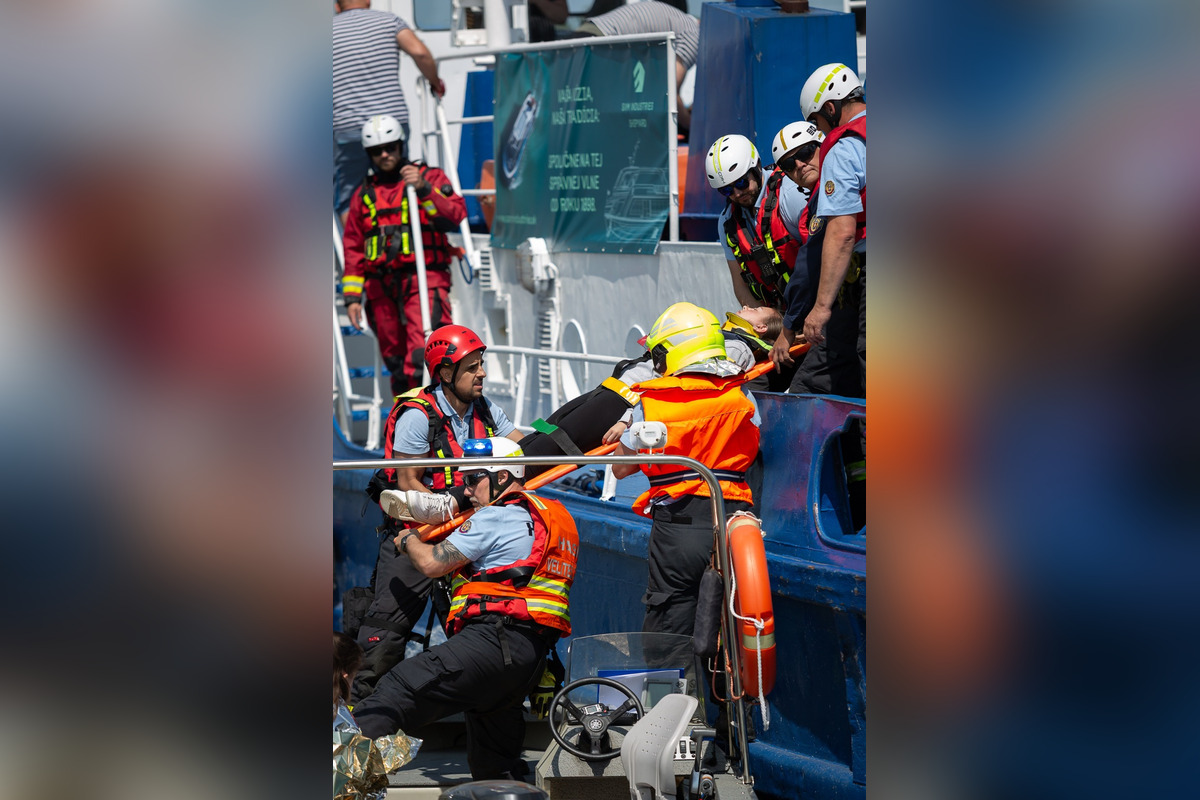 FOTO: Zrážka lodí na Dunaji. Prúd unášal zranených, záchranné zložky nacvičovali zásah, foto 4