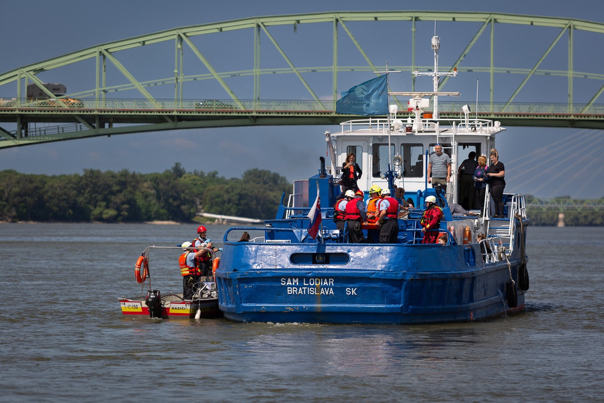 FOTO: Zrážka lodí na Dunaji. Prúd unášal zranených, záchranné zložky nacvičovali zásah, foto 1