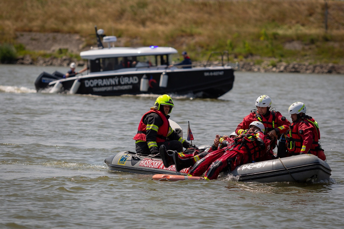 FOTO: Zrážka lodí na Dunaji. Prúd unášal zranených, záchranné zložky nacvičovali zásah, foto 6