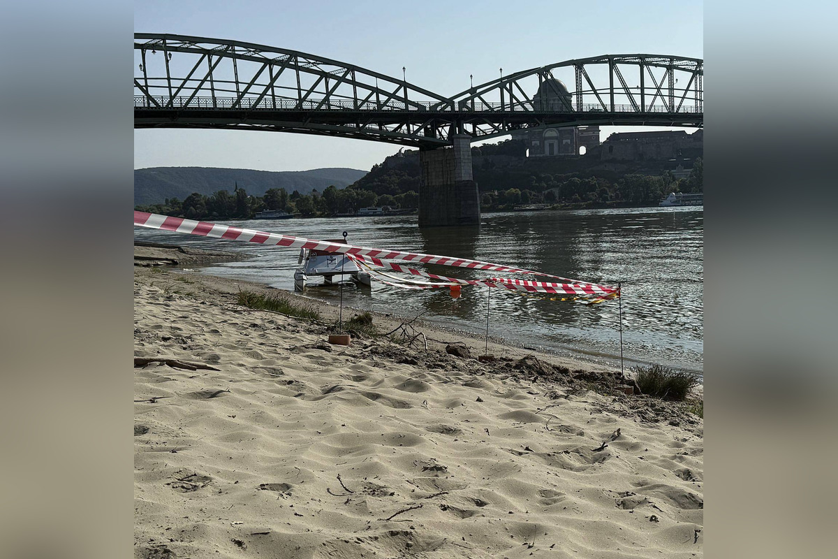 FOTO: Na breh Dunaja v Štúrove vyplavilo 100-kilovú leteckú bombu z čias druhej svetovej vojny, foto 1