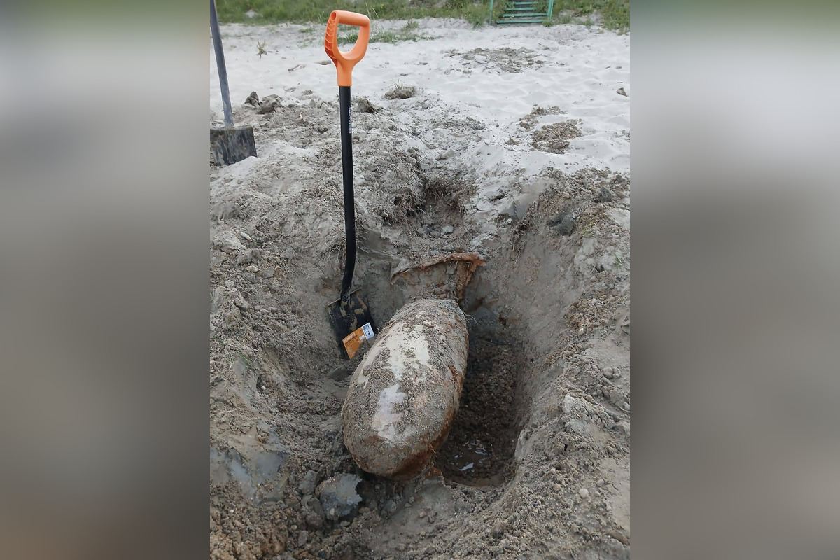 FOTO: Na breh Dunaja v Štúrove vyplavilo 100-kilovú leteckú bombu z čias druhej svetovej vojny, foto 2