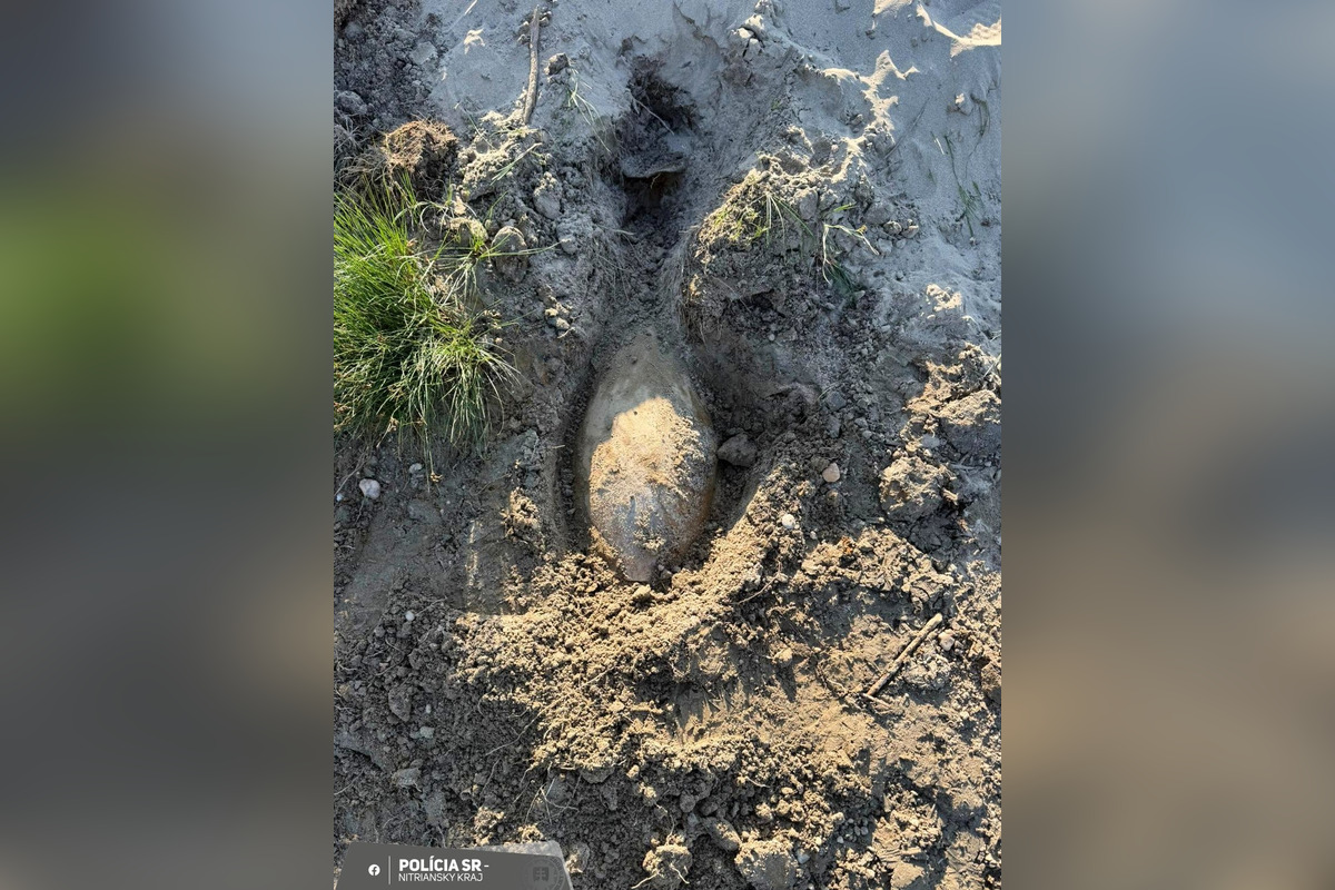 FOTO: Na breh Dunaja v Štúrove vyplavilo 100-kilovú leteckú bombu z čias druhej svetovej vojny, foto 3