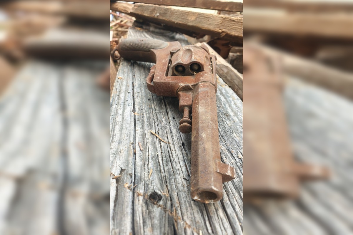 FOTO: Rekonštrukcia strechy v Čakajovciach priniesla prekvapenie, našli tu 100-ročnú zbraň , foto 2