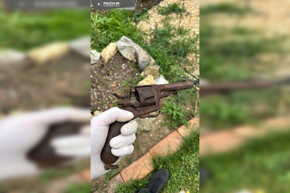 FOTO: Rekonštrukcia strechy v Čakajovciach priniesla prekvapenie, našli tu 100-ročnú zbraň , foto 1
