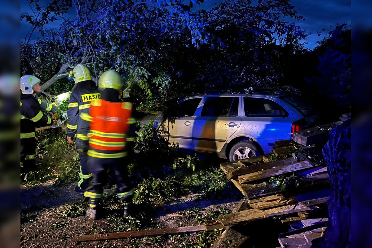 Foto: Búrky potrápili obyvateľov Nitrianskeho kraja, hasiči mali plné ruky práce, foto 1