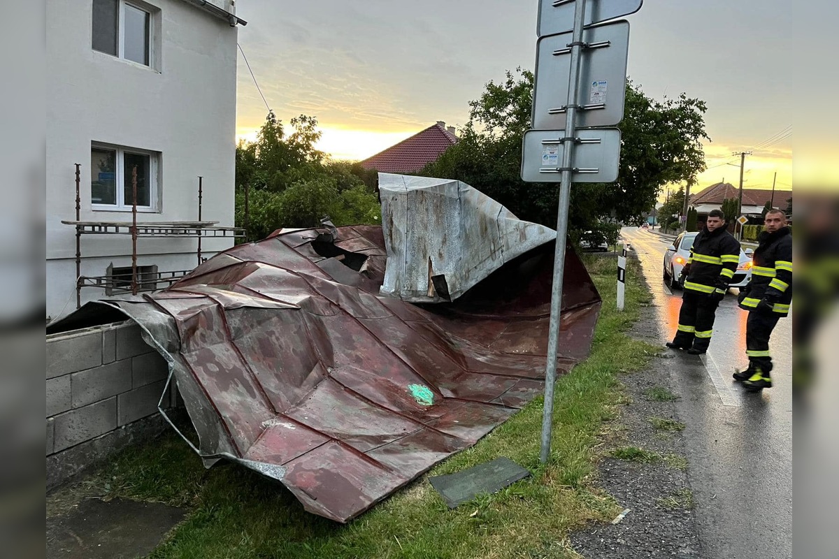 Foto: Búrky potrápili obyvateľov Nitrianskeho kraja, hasiči mali plné ruky práce, foto 3