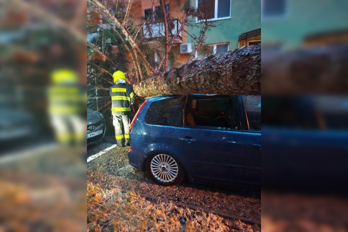 Foto: Búrky potrápili obyvateľov Nitrianskeho kraja, hasiči mali plné ruky práce, foto 8