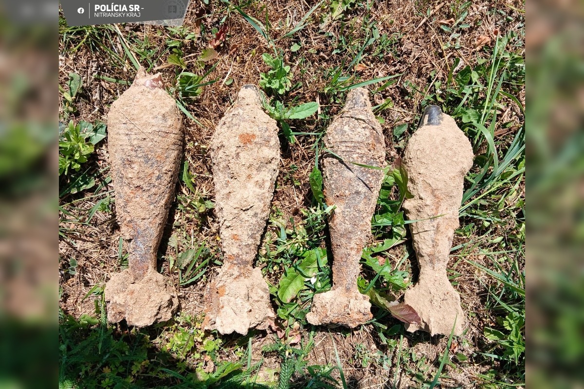 FOTO: Pri dome v Telinciach našli hniezdo mínometných granátov, foto 1