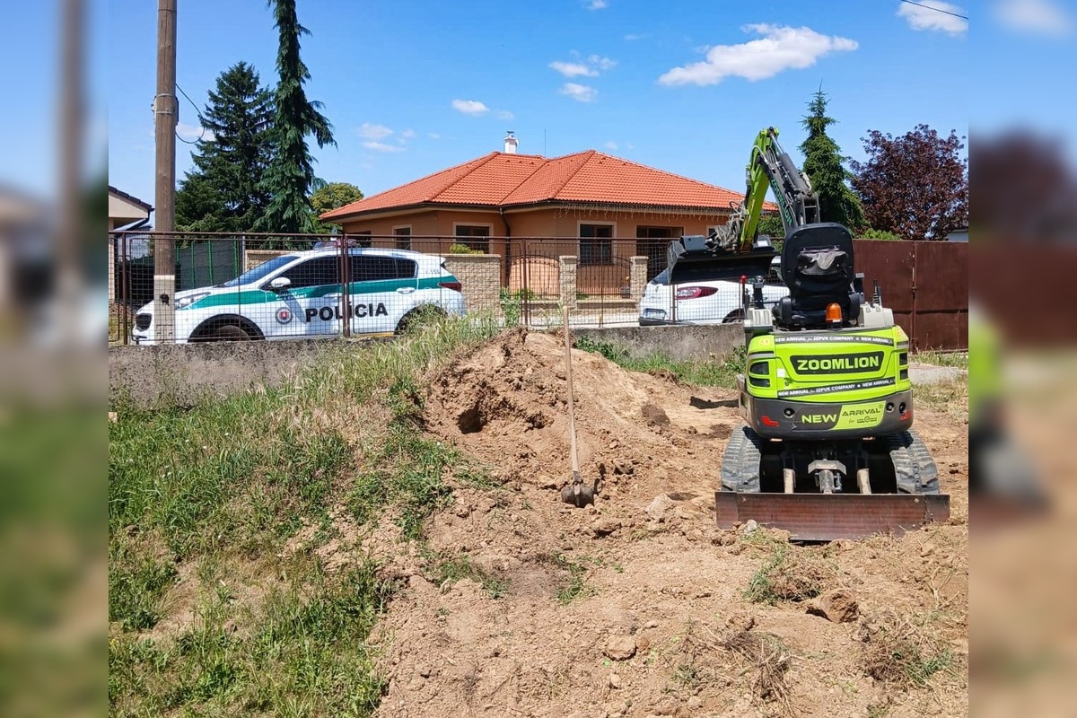 FOTO: Pri dome v Telinciach našli hniezdo mínometných granátov, foto 3