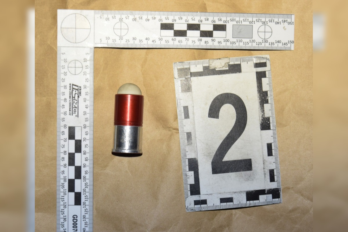 FOTO: Muž s brokovnicou vtrhol na kúpalisko v Štúrove a žiadal 30-tisíc eur, zasahovala polícia, foto 2