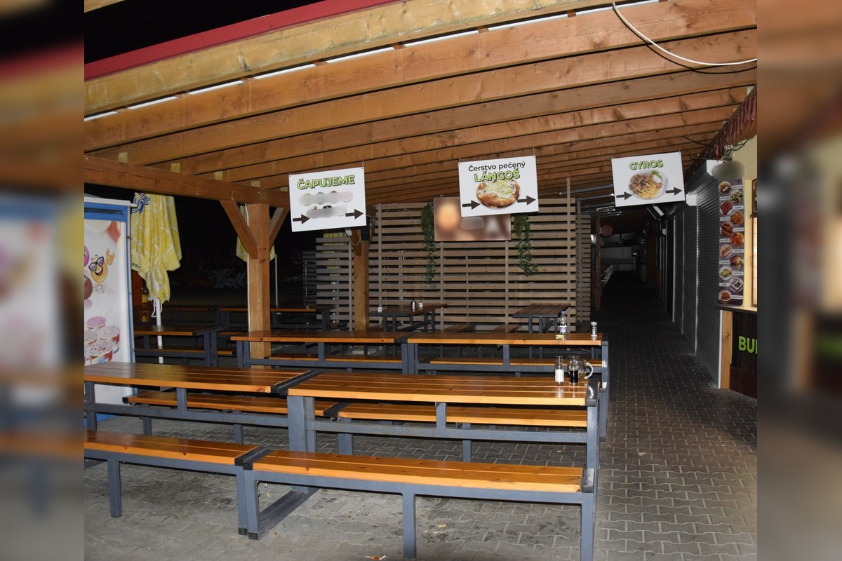 FOTO: Muž s brokovnicou vtrhol na kúpalisko v Štúrove a žiadal 30-tisíc eur, zasahovala polícia, foto 1