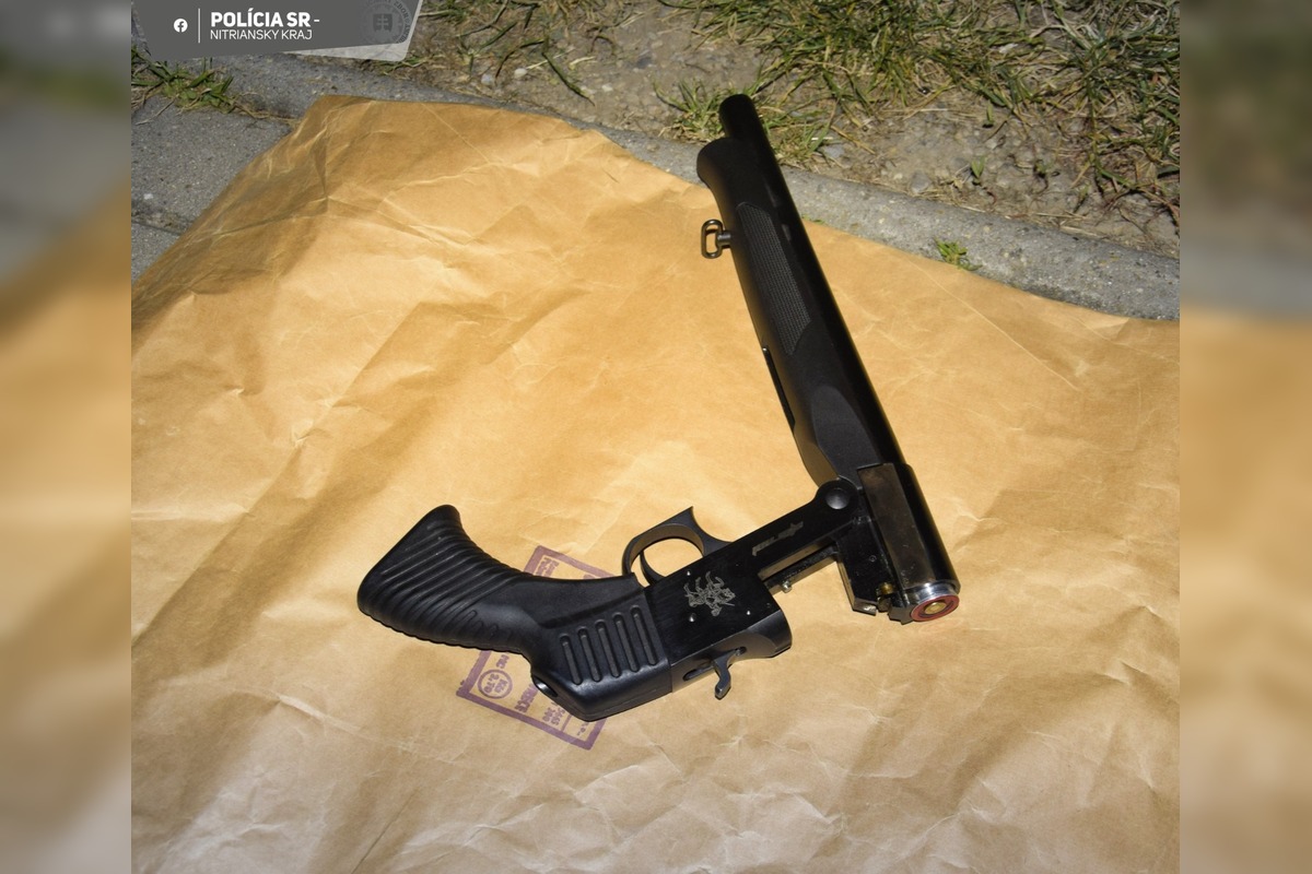 FOTO: Muž s brokovnicou vtrhol na kúpalisko v Štúrove a žiadal 30-tisíc eur, zasahovala polícia, foto 3