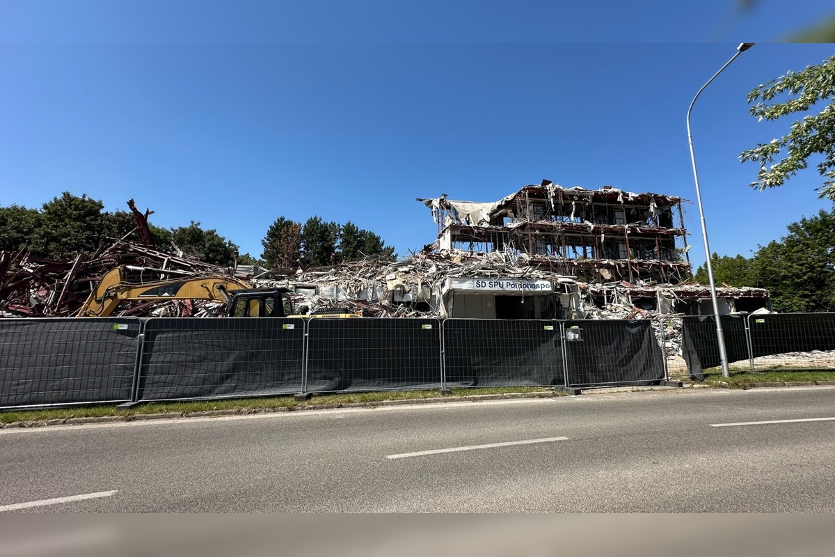 FOTO: Internát Poľnohospodár SPU Nitra Chrenová - búracie práce, foto 1