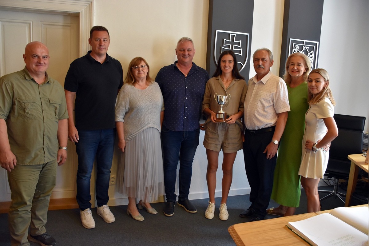 FOTO: Levice privítali šampiónku juniorského Wimbledonu Miu Pohánkovú. Má iba 16 rokov, ale inšpiruje celé Slovensko, foto 3