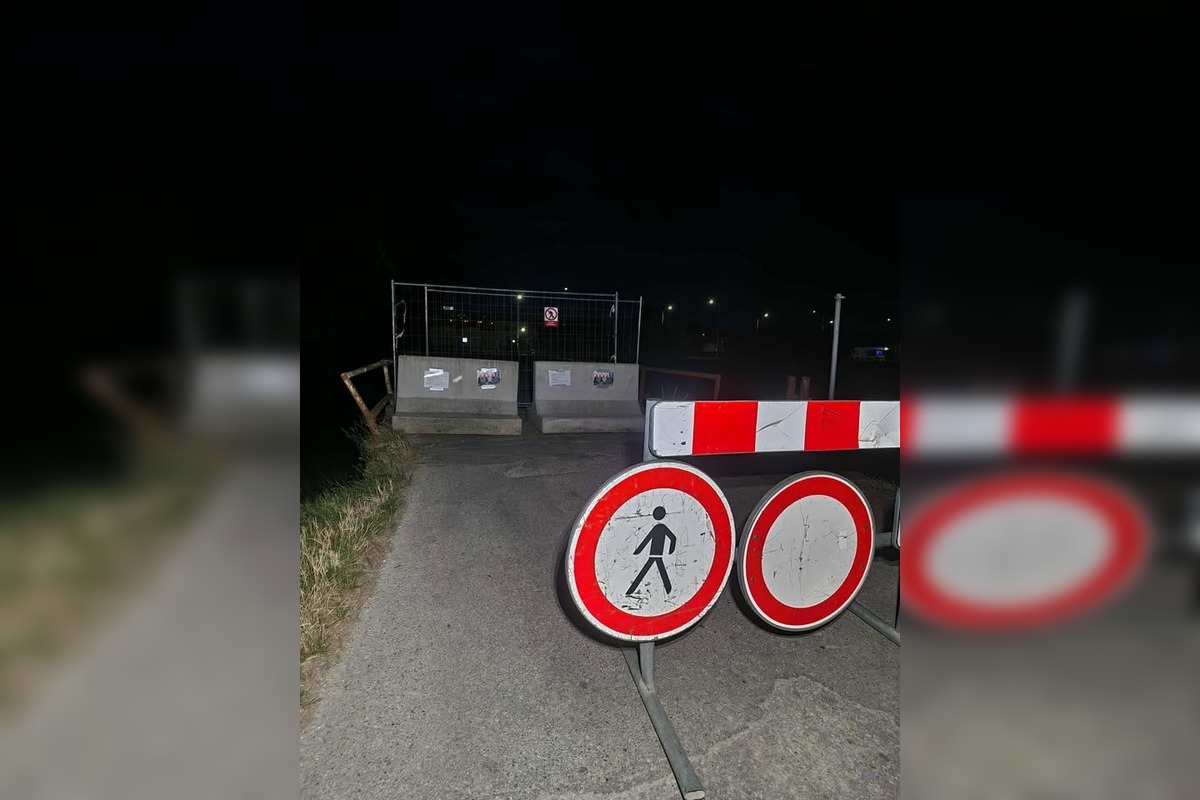 FOTO: Uzávera mosta v Nitre nahnevala podnikateľov. Na zátarasách pribudol silný odkaz, foto 1