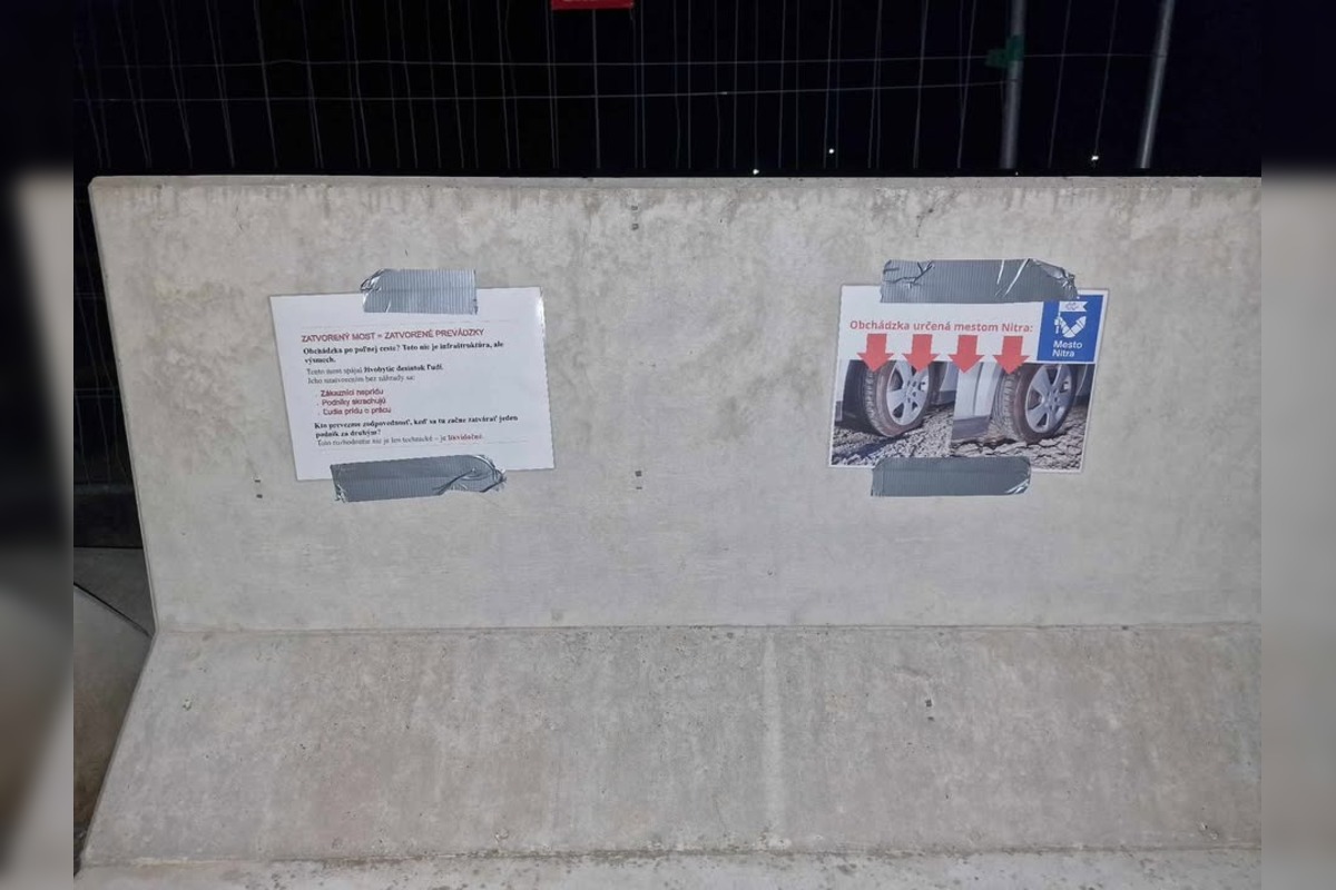 FOTO: Uzávera mosta v Nitre nahnevala podnikateľov. Na zátarasách pribudol silný odkaz, foto 2