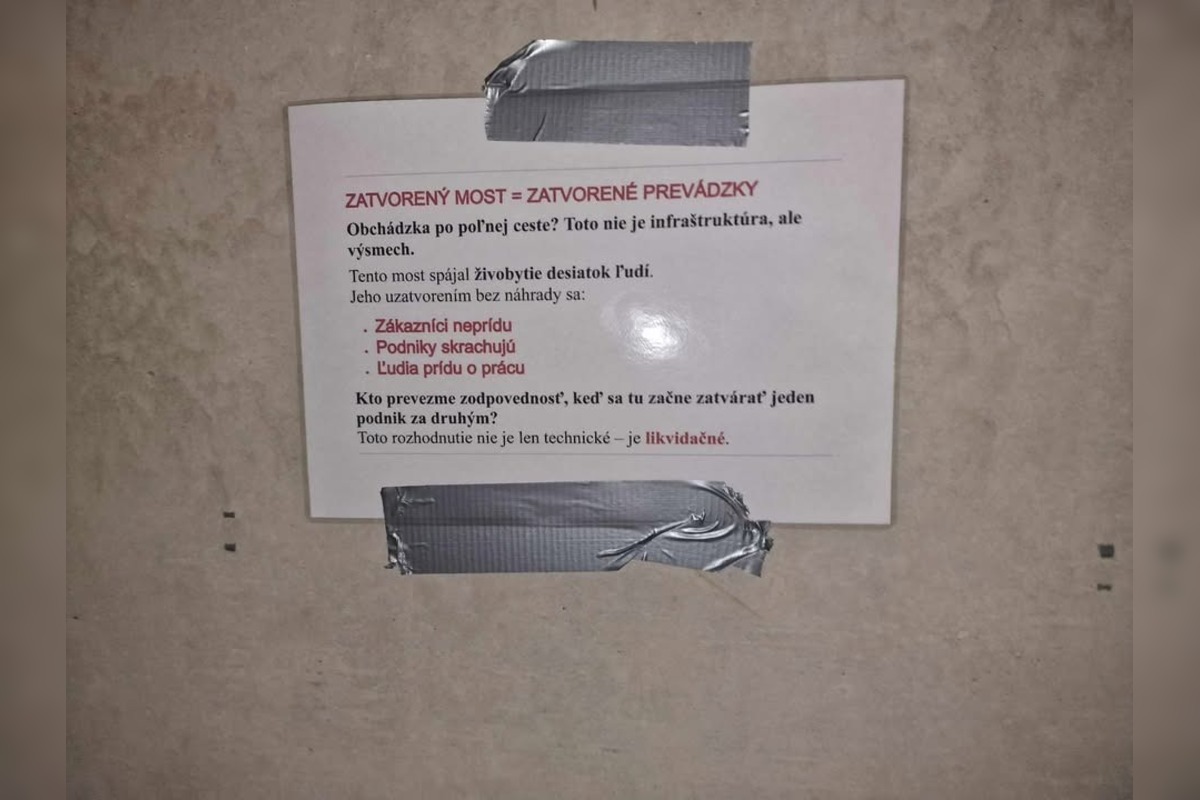 FOTO: Uzávera mosta v Nitre nahnevala podnikateľov. Na zátarasách pribudol silný odkaz, foto 3