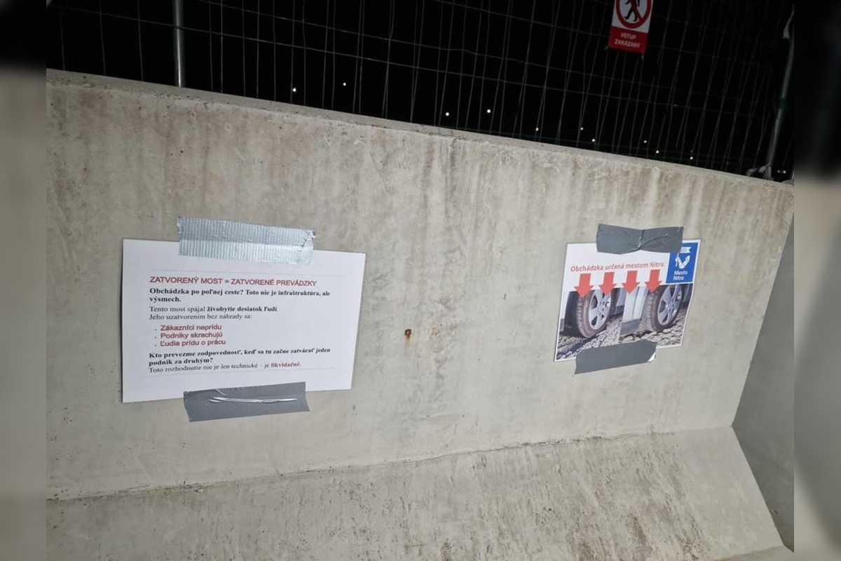 FOTO: Uzávera mosta v Nitre nahnevala podnikateľov. Na zátarasách pribudol silný odkaz, foto 5