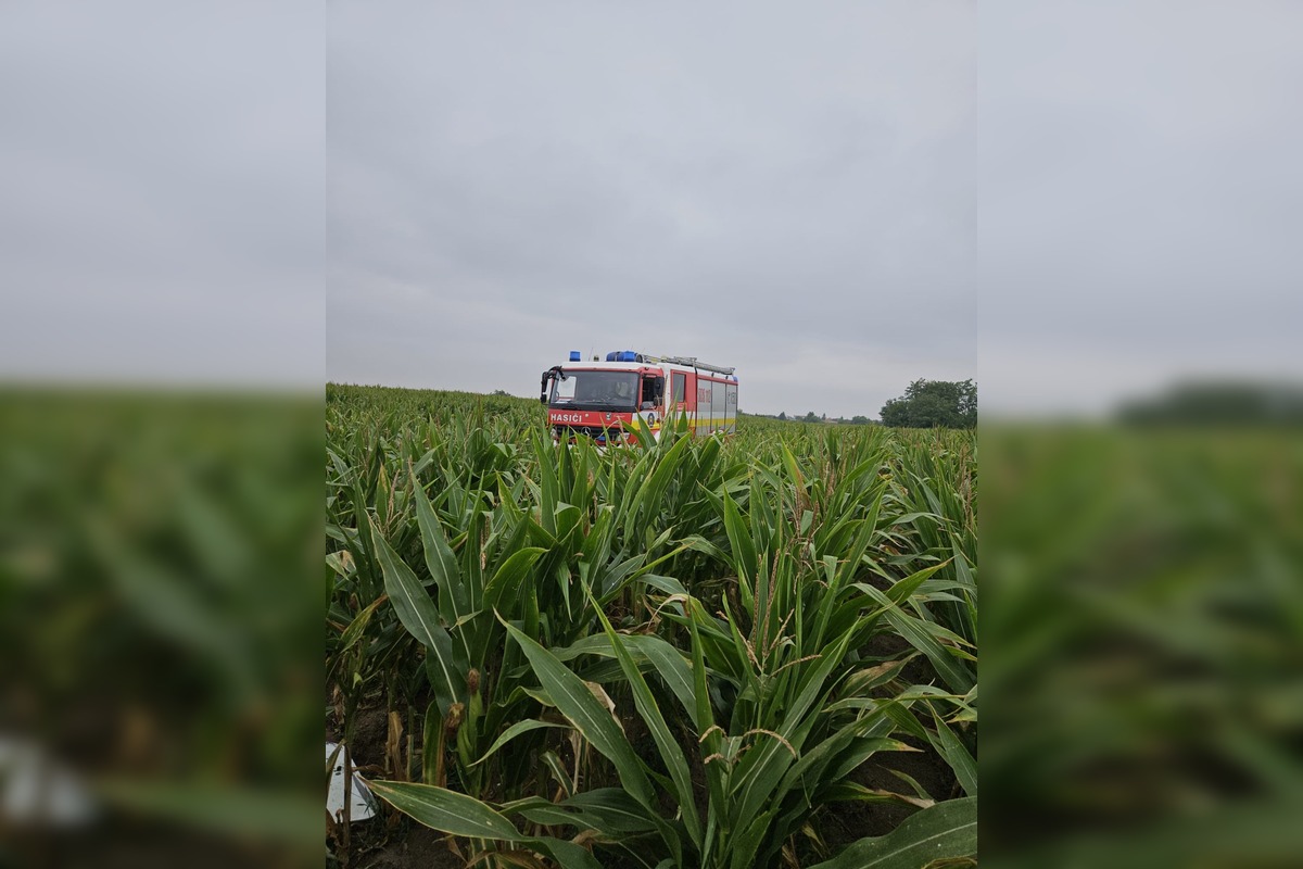 FOTO: Tragický pád lietadla na poli za Tvrdošovcami , foto 1