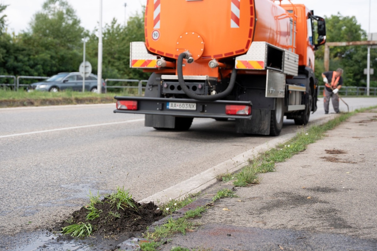 FOTO: Mesto pracuje na odstraňovaní škôd po búrkach, robí aj preventívne opatrenia proti vode, foto 1