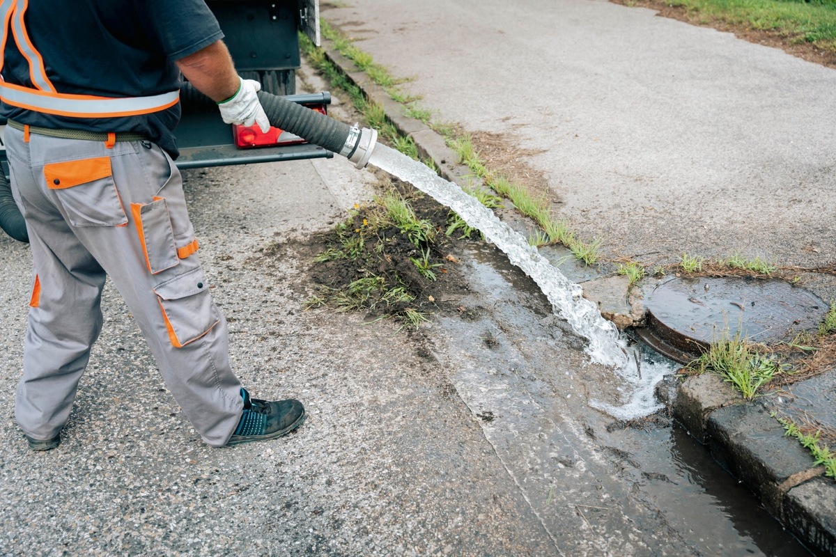 FOTO: Mesto pracuje na odstraňovaní škôd po búrkach, robí aj preventívne opatrenia proti vode, foto 5