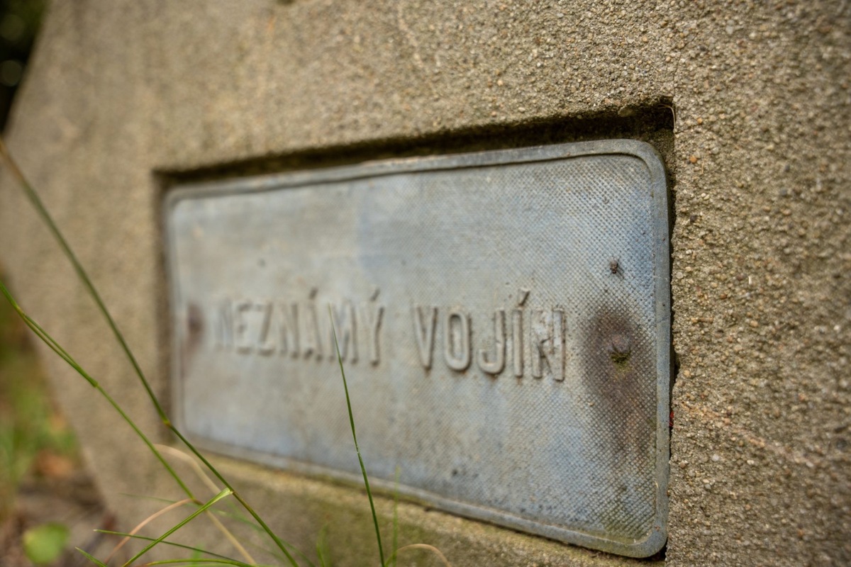 FOTO: Nitra pokračuje v údržbe vojenského cintorína, čista a renovujú hroby šetrnými ekologickými technológiami, foto 4