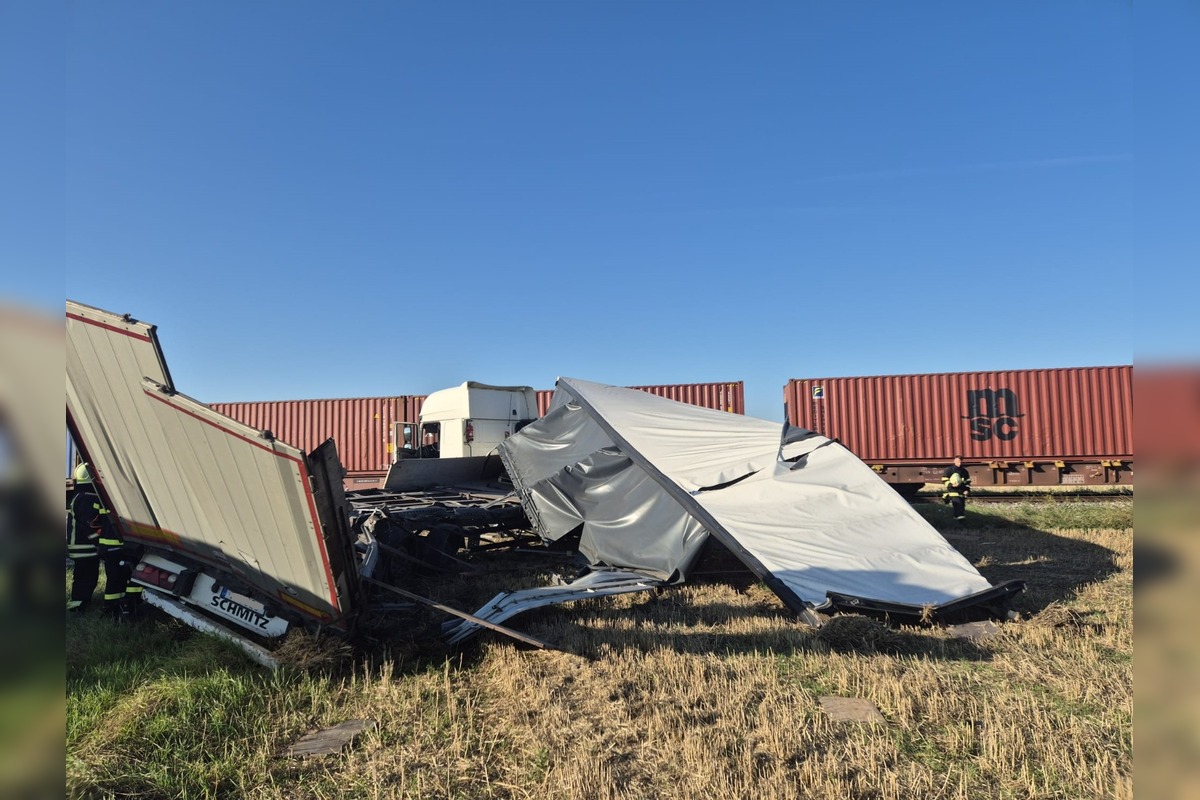 FOTO: Hrozivá zrážka nákladného vlaku s kamiónom pri Zemianskej Olči , foto 1