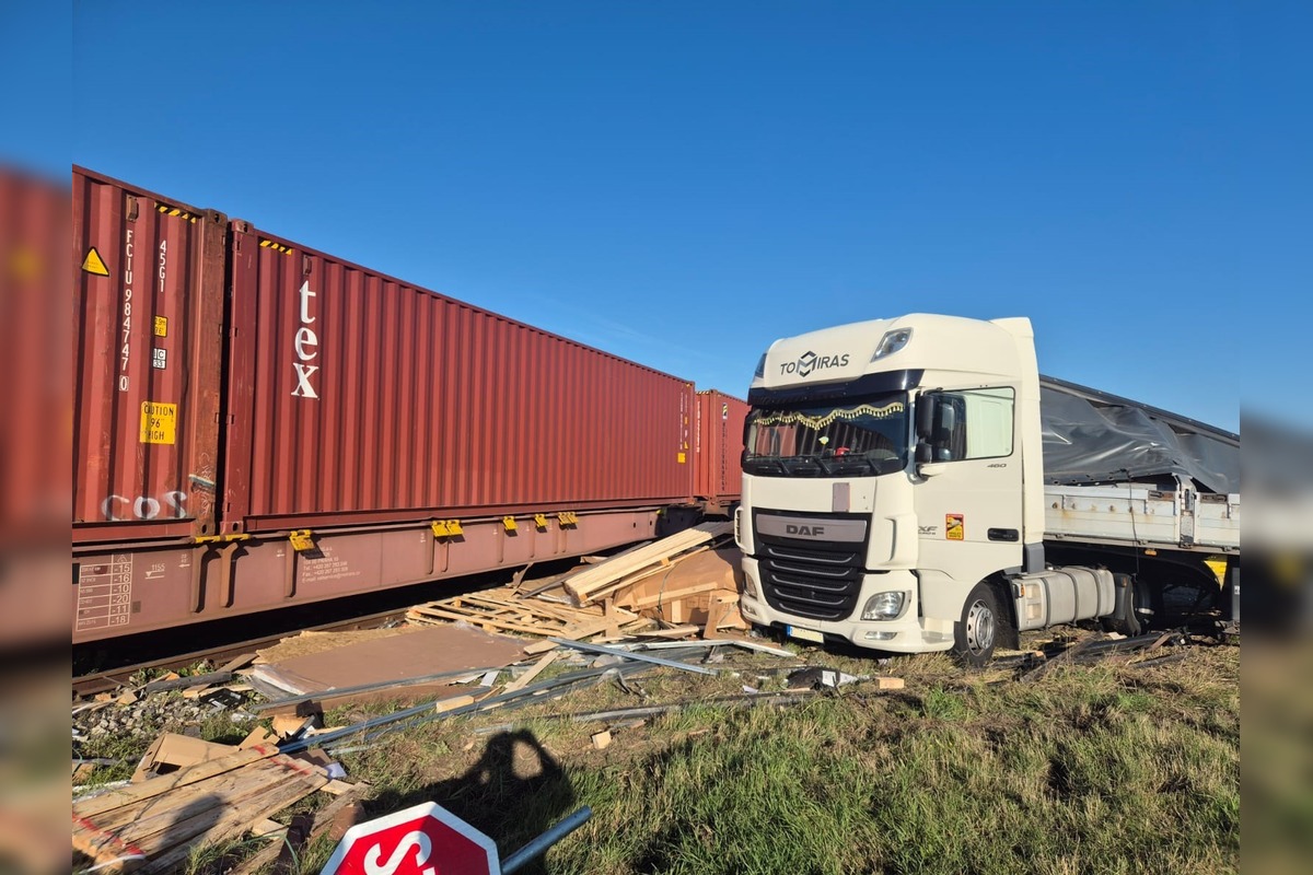 FOTO: Hrozivá zrážka nákladného vlaku s kamiónom pri Zemianskej Olči , foto 2