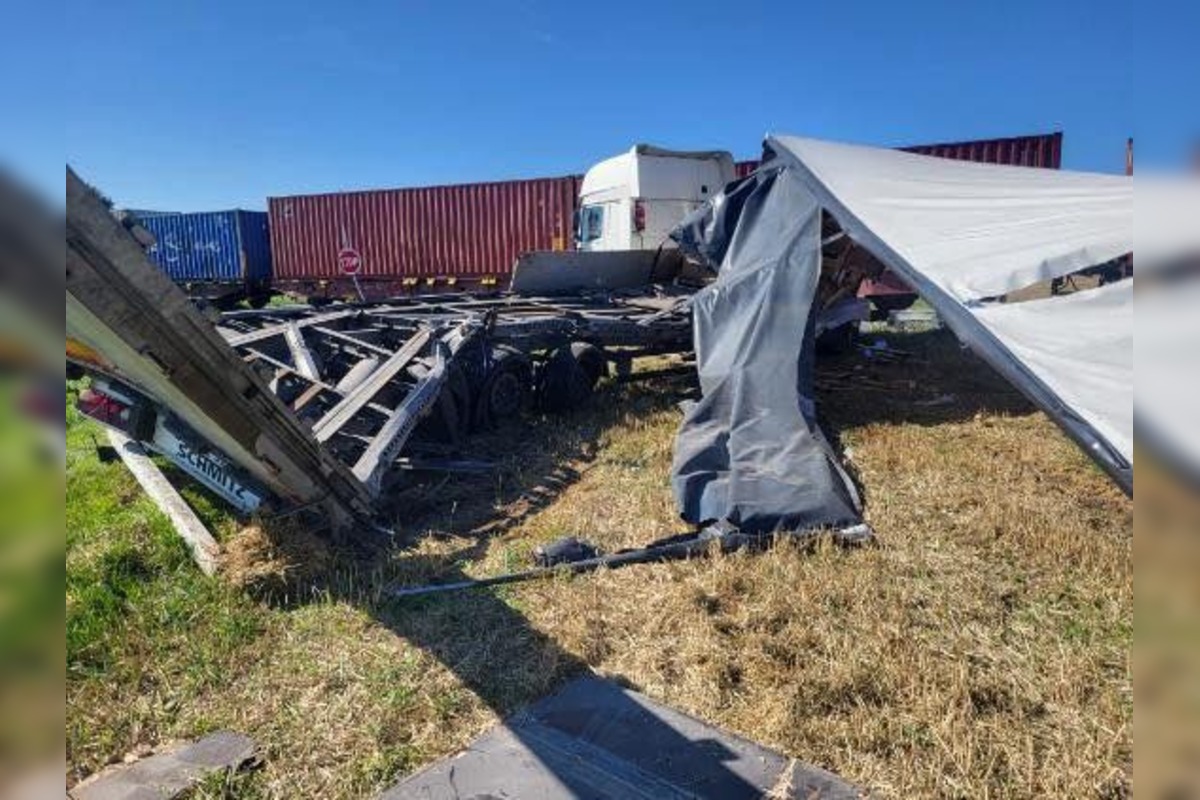 FOTO: Hrozivá zrážka nákladného vlaku s kamiónom pri Zemianskej Olči , foto 3