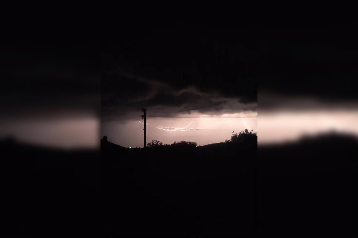 FOTO: Obyvatelia Nitrianskeho kraja mohli počas noci sledovať bleskové divadlo, foto 1