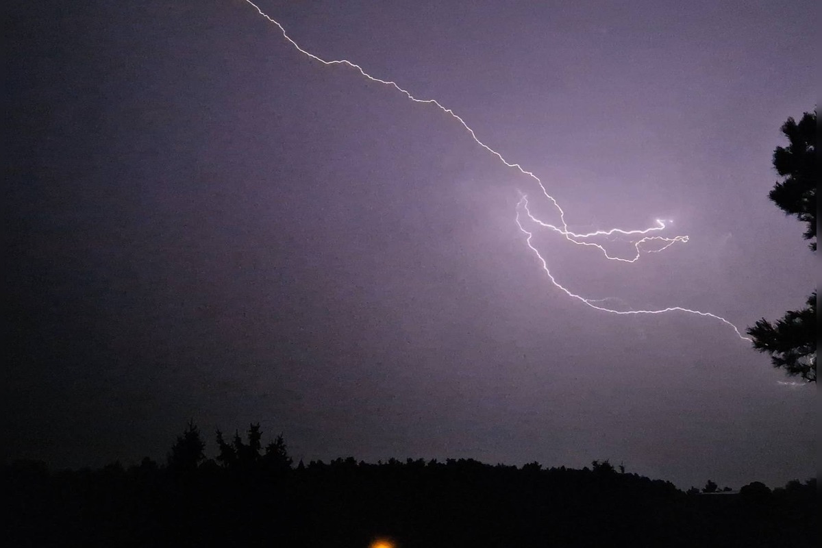 FOTO: Obyvatelia Nitrianskeho kraja mohli počas noci sledovať bleskové divadlo, foto 3
