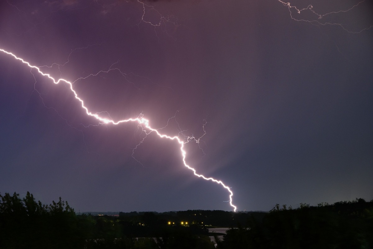 FOTO: Obyvatelia Nitrianskeho kraja mohli počas noci sledovať bleskové divadlo, foto 4