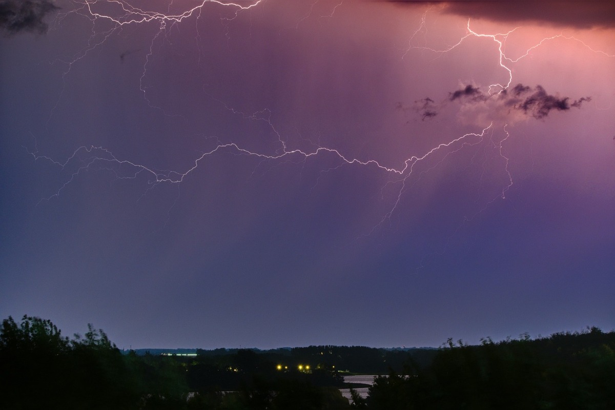 FOTO: Obyvatelia Nitrianskeho kraja mohli počas noci sledovať bleskové divadlo, foto 6