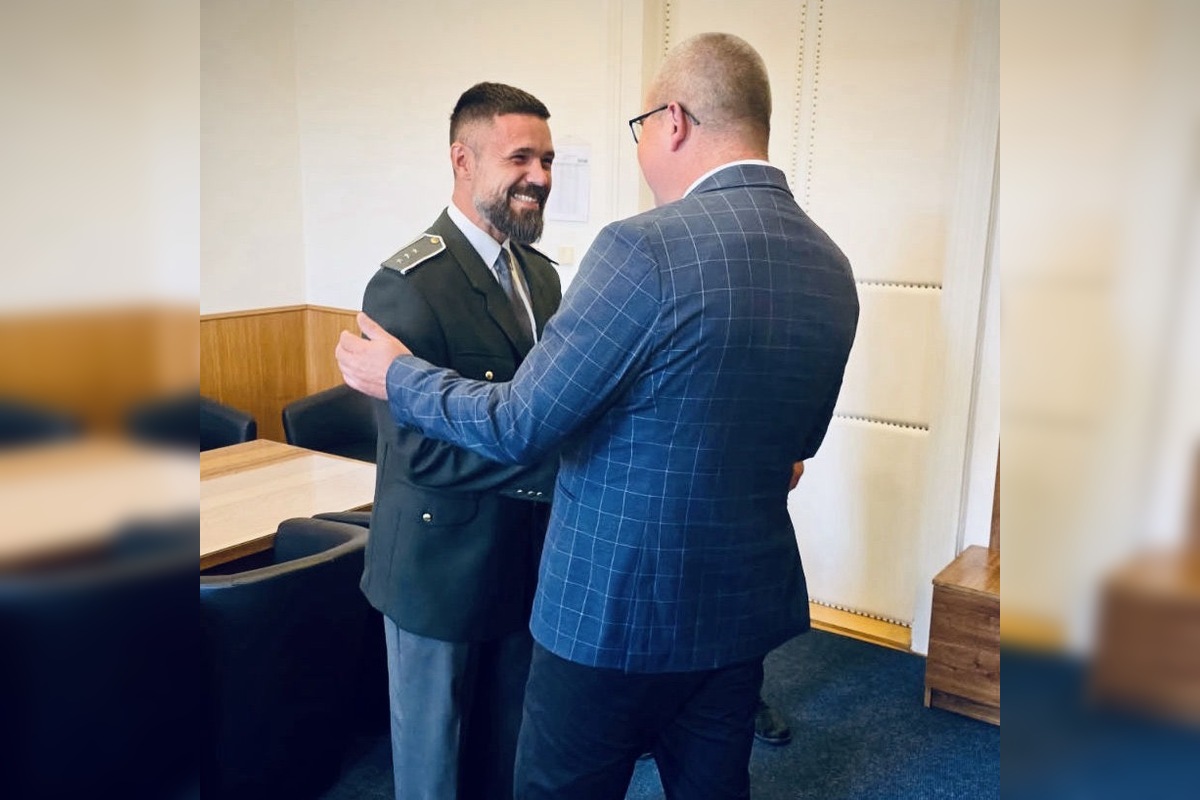 FOTO: Hrdinský zásah strážnika na súde v Komárne nezostal nepovšimnutý, zachránil advokátke život, dostal ocenenie, foto 1