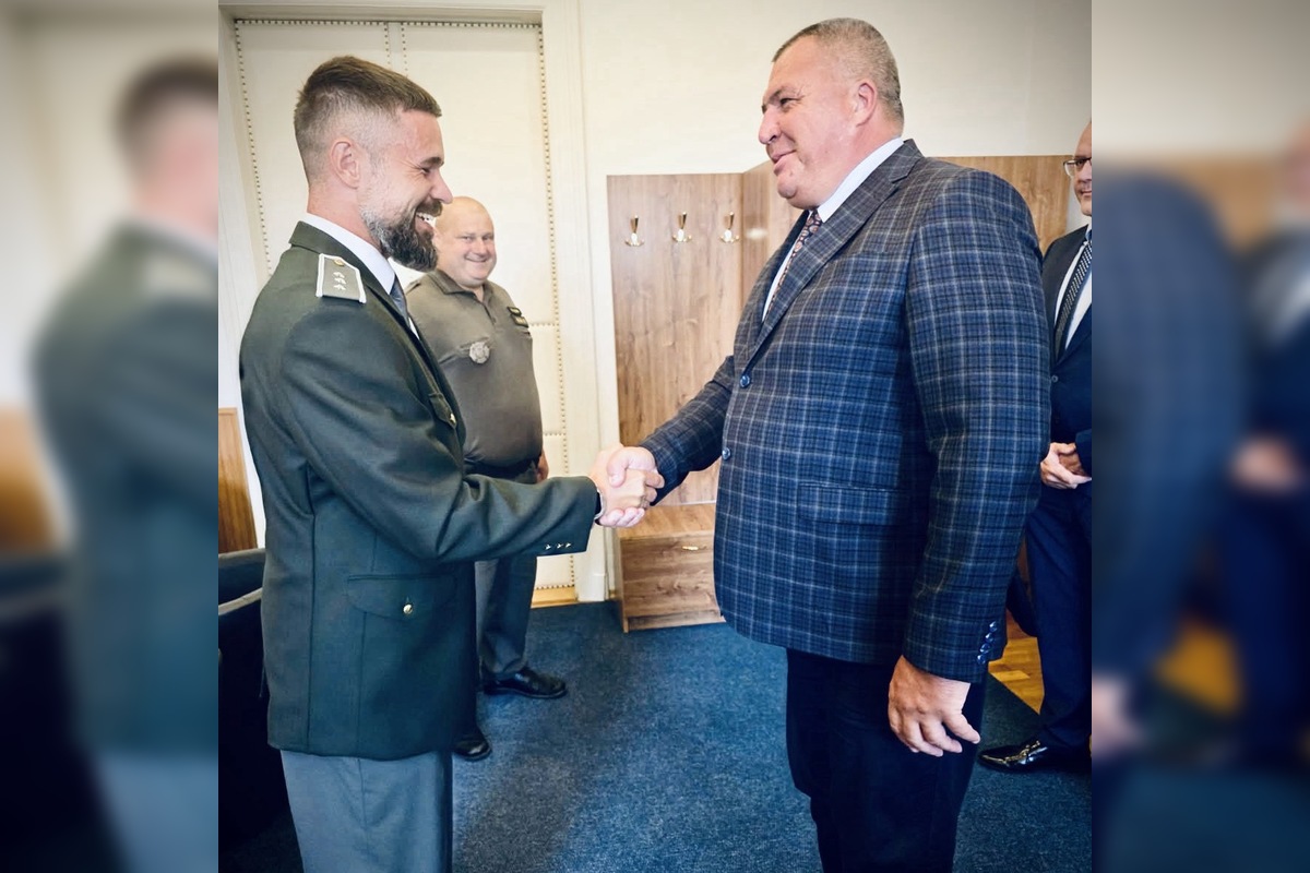 FOTO: Hrdinský zásah strážnika na súde v Komárne nezostal nepovšimnutý, zachránil advokátke život, dostal ocenenie, foto 2