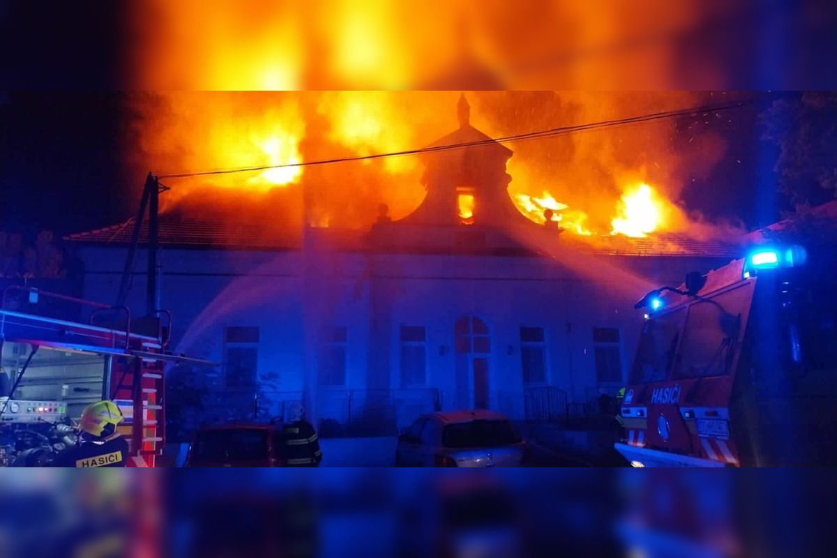 FOTO: V Číčove v noci horela fara, hasiči bojovali s ohňom dlhé hodiny, foto 1