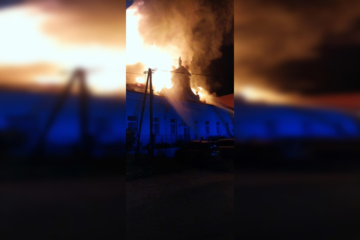 FOTO: V Číčove v noci horela fara, hasiči bojovali s ohňom dlhé hodiny, foto 2