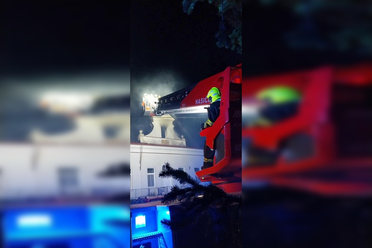 FOTO: V Číčove v noci horela fara, hasiči bojovali s ohňom dlhé hodiny, foto 5