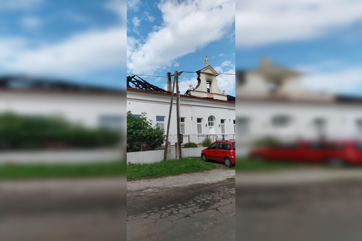 FOTO: V Číčove v noci horela fara, hasiči bojovali s ohňom dlhé hodiny, foto 7