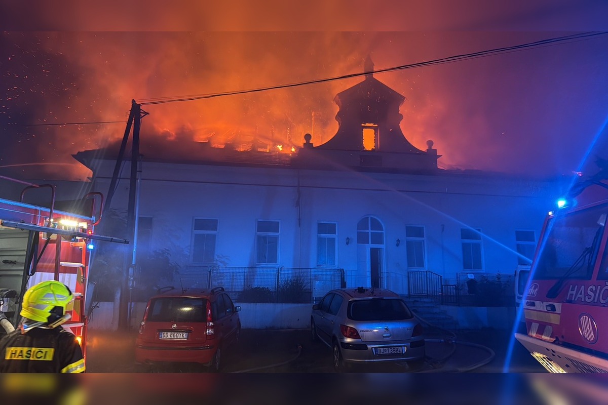 FOTO: V Číčove v noci horela fara, hasiči bojovali s ohňom dlhé hodiny, foto 8